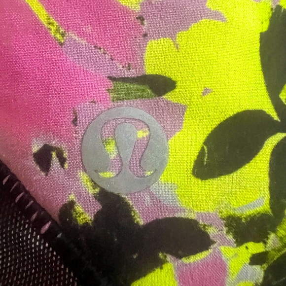 Gently worn Lululemon shorts size 8 low rise - Picture 2 of 4